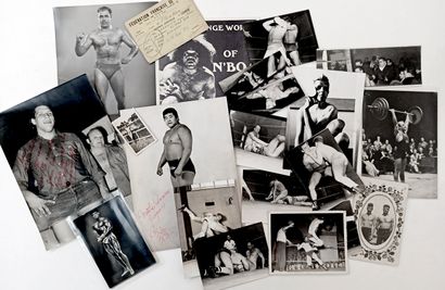 null MASCULIN. LUTTE. Portraits de lutteurs, vers 1960. 25 épreuves argentiques d'époque,...