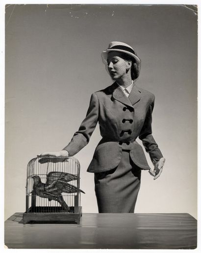 null MODE. Willy MAYWALD (1907-1985). Mannequin à l'oiseau, vers 1950. Épreuve argentique...