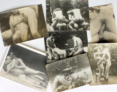 null [Photographe non identifié]. Au jardin, vers 1900. Scènes pornographiques à...