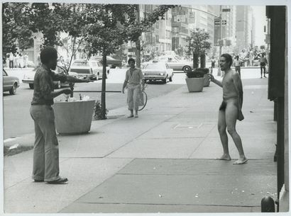 null MASCULIN. [Photographe non identifié]. Homme nu dans la rue, New-York, vers...
