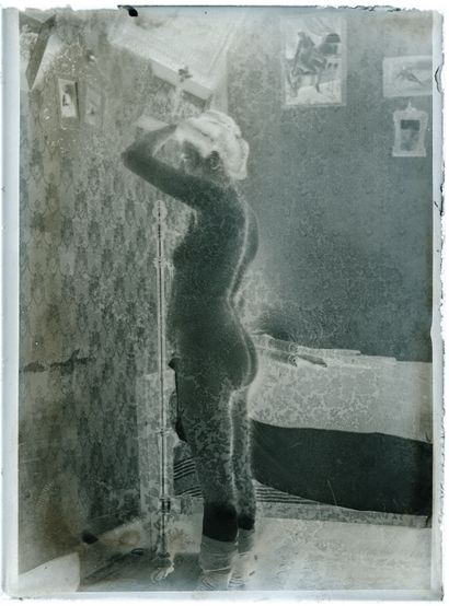 null [Photographe non identifié]. Études de nu et pornographies, vers 1920. 12 plaques...