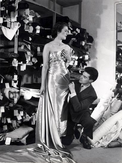 null MODE. Willy MAYWALD (1907-1985). Jean Pomarède et un mannequin, chez Jacques...
