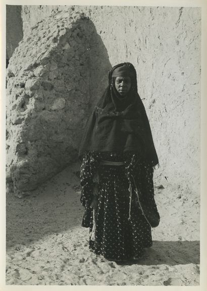 null [Photographe non identifié]. Bédouine des oasis algériens, Biskra, vers 1915....