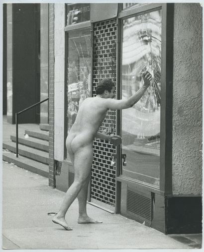 null MASCULIN. [Photographe non identifié]. Homme nu dans la rue, New-York, vers...