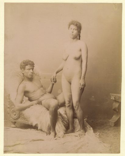 null [Photographe non identifié]. Couple chez le photographe, vers 1890. Épreuve...