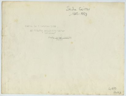 null Sacha GUITRY (1885-1957), Épreuve argentique d'époque, 18 x 23,8 cm. Cachet...