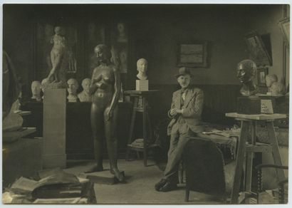 null Charles DESPIAU (1874-1946), sculptor. Vintage silver print, 10.3 x 16 cm. Folding....