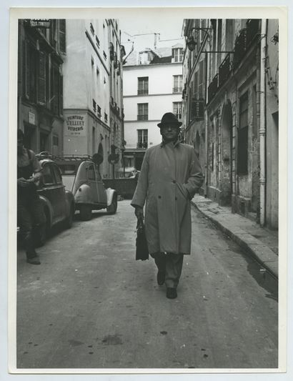 null 
Henri Charrière, dit « Papillon » (1906-1973), ancien bagnard, rue de Nesle...