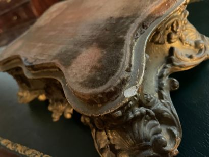 null 
Petit socle en bois doré et veloursde style Louis XV. 8, 5 x 20 x 13 cm
