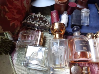 null Fort lot de Parfums dont:

-Guerlain, liu

Présenté dans son coffret en peuplier...