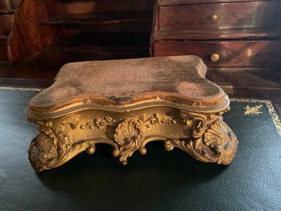 null 
Petit socle en bois doré et veloursde style Louis XV. 8, 5 x 20 x 13 cm
