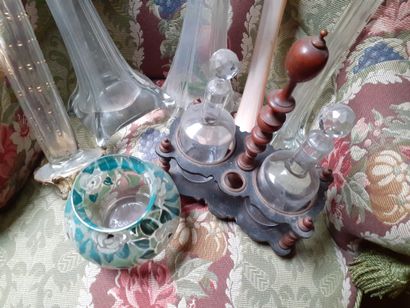 null Lot de vases soliflores en verre et pate de verre, plus un vase boule et un...