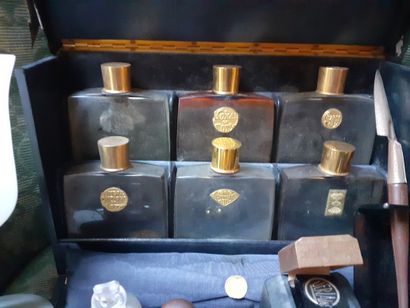 null Fort lot de Parfums dont:

-Guerlain, liu

Présenté dans son coffret en peuplier...