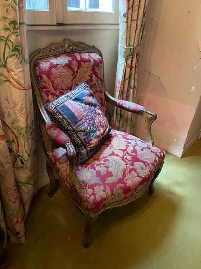 null Un fauteuil et deux chaises de style Louis XV en bois doré garni de soie rouge...