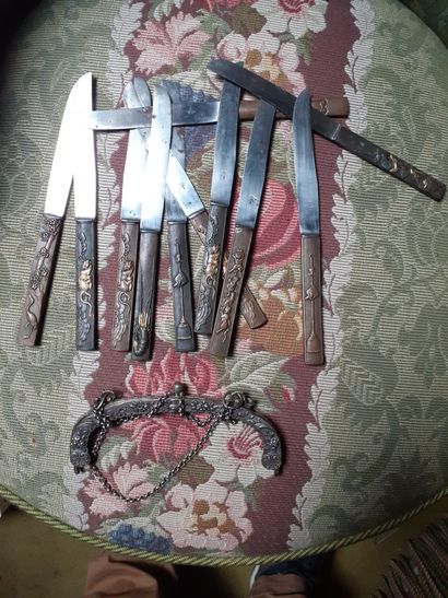 null Ensemble de onze couteaux japonais, et d'une monture de sac en métal argent...