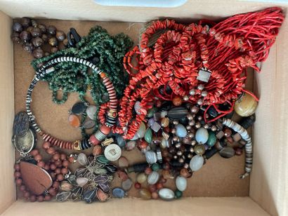 null Lot de bijoux fantaisie avec collier en perles africain en corail, un collier...