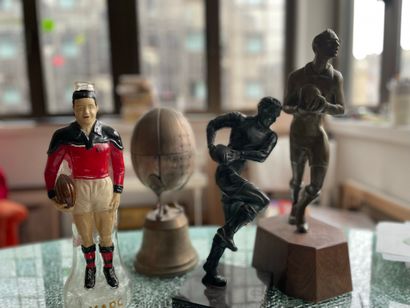 null 
Un important lot sur le rugby comprenant trois statuettes, une lampe (le piètement...