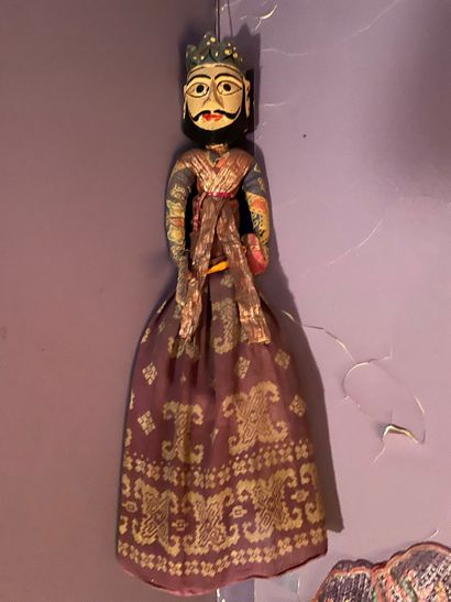 null 
Un ensemble d'objets d'Asie du Sud Est: Une marionette de danseur, deux éventails,...