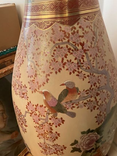 null Japon. Un très grand vase à décor de fleurs de cerisier et oiseaux, le col chantourné....