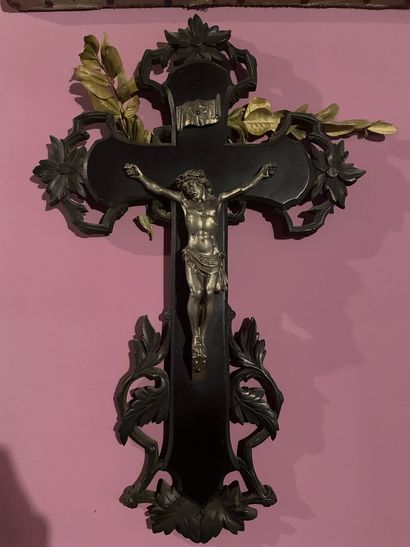 null 
Bouquet de mariée sous globe (pour le globe) 



Crucifix en régule,pPaire...