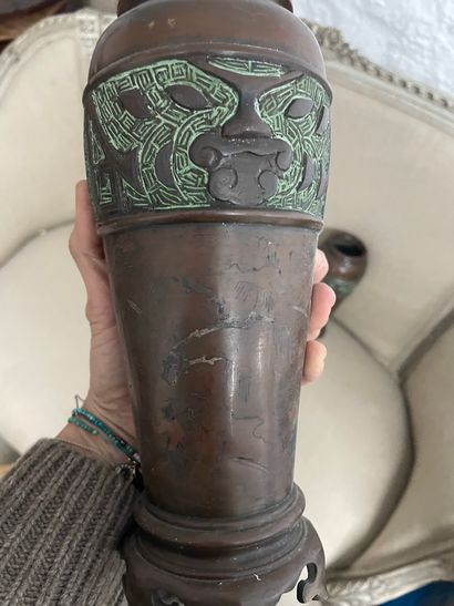 null 
Japon. Paire de petits vases en bronze polychrome hauteur 25 cm

