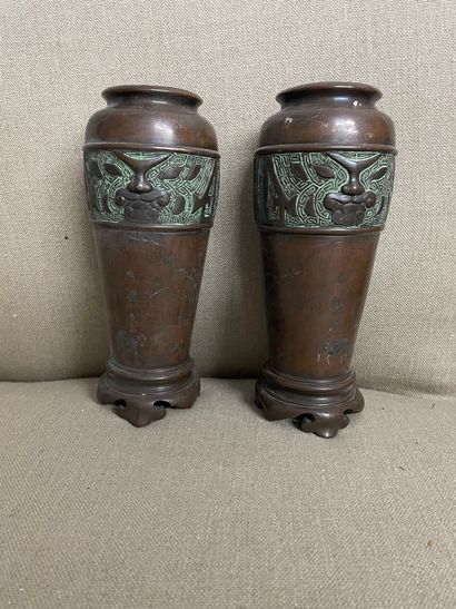 null 
Japon. Paire de petits vases en bronze polychrome hauteur 25 cm
