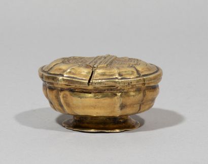 null Small covered spice box in vermeil,

resting on a footouche. Opens with

two...