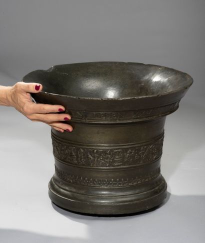 null Large and beautiful apothecary mortar in

bronze

Flanders, 17th century

Engraved...