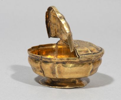 null Small covered spice box in vermeil,

resting on a footouche. Opens with

two...