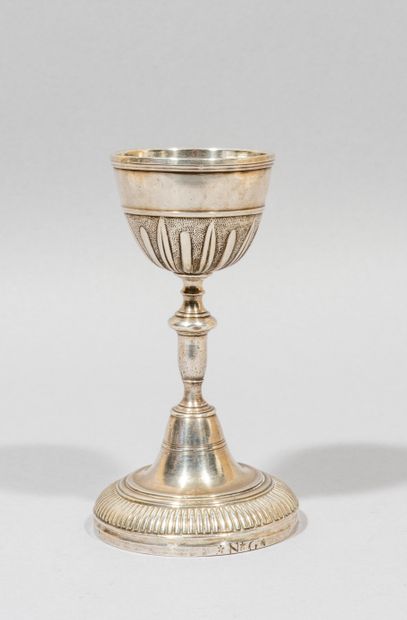 null Rare silver egg cup

The circular foot with gadroons, the cup decorated in the...