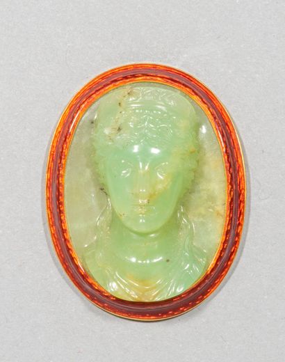 null Jade brooch representing a profile of face with

with red enamel on yellow gold.

European...