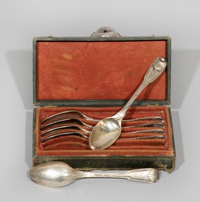 null Box of six silver spoons with a fi lled shell model.

Paris, 1743/44, by an...