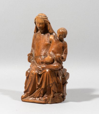 null Vierge à l’Enfant en buis sculpté en ronde-bosse. Assise sur un banc, Marie...