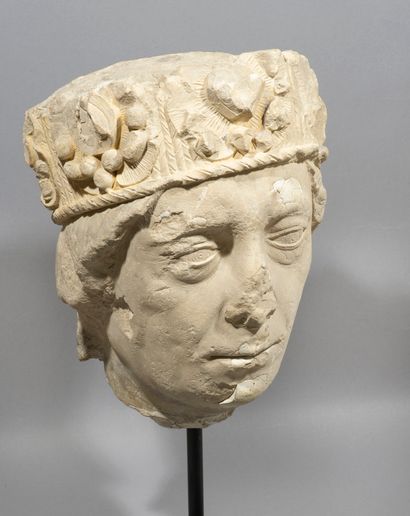 null Head of king in limestone carved with remains of

polychromy. It is girded with...