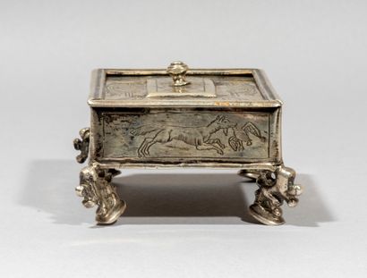 null Beautiful and rare silver spice box

engraved with hunting decoration.

On a...
