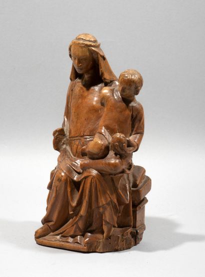 null Vierge à l’Enfant en buis sculpté en ronde-bosse. Assise sur un banc, Marie...