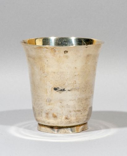 null Silver timbale with molded frame and flared edge.

Paris, 1714-1715.

H. 9,2...