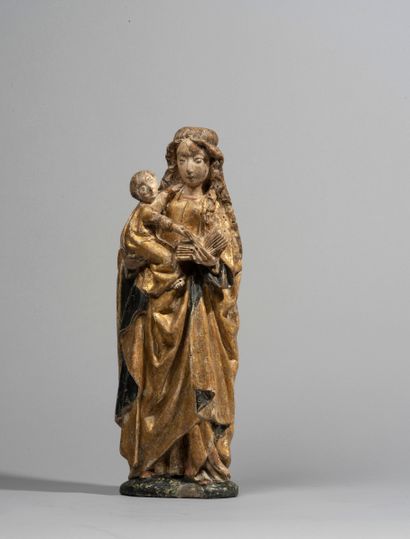 null Vierge à l’Enfant en noyer sculpté,

polychromé et doré ; marque du pal de

Malines...