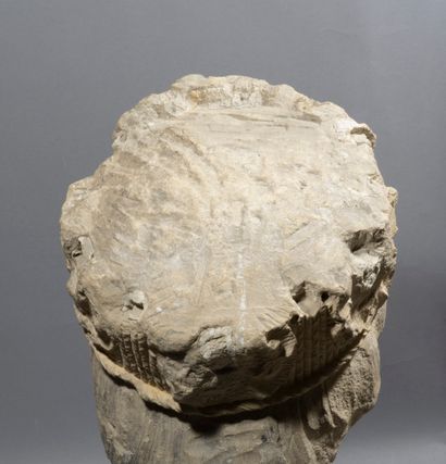 null Head of king in limestone carved with remains of

polychromy. It is girded with...