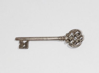 null Wrought iron key.

France or England, early 18th century.

H. 13,6 cm