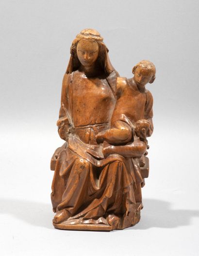 null Vierge à l’Enfant en buis sculpté en ronde-bosse. Assise sur un banc, Marie...