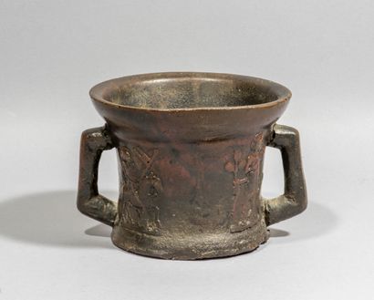 Mortar in bronze with two

square holds,...