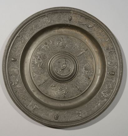 null Large pewter Temperance dish decorated in relief.

In the center, on the umbilicus,...