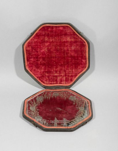 null Miroir à main octogonal

Flandres, XVII-XVIIIe siècle.

D. (totale) : 13 cm,...