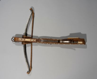 null Beautiful hunting crossbow arbrier in fruit wood, with cheek, inlaid with arabesques,...