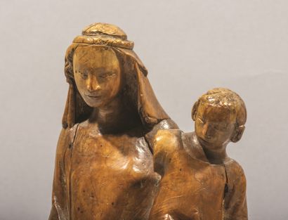 Vierge à l’Enfant en buis sculpté en ronde-bosse....