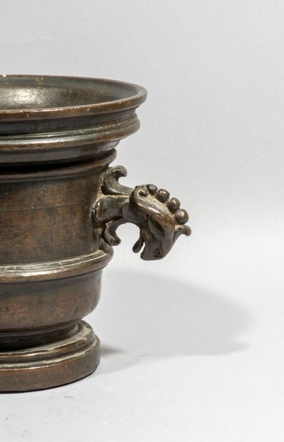 null Mortier en bronze, base, panse et col

moulurés, prise en forme de tête d’équidé

stylisé...