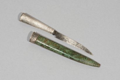 null Petit couteau de nécessaire en argent.

France, XVIIIe siècle.

H. : 9,5 cm

Poids...