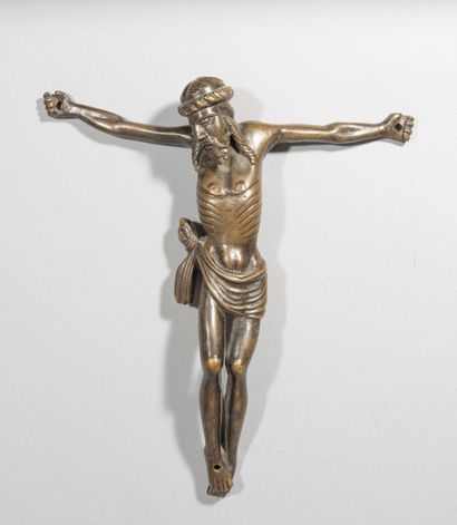 Christ en bronze ciselé, 
patiné. Tête inclinée...