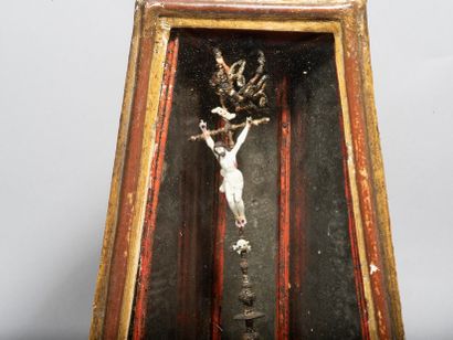null Ex-voto to Christ on the cross

The Christ in fined glass and small box in wood

carved...